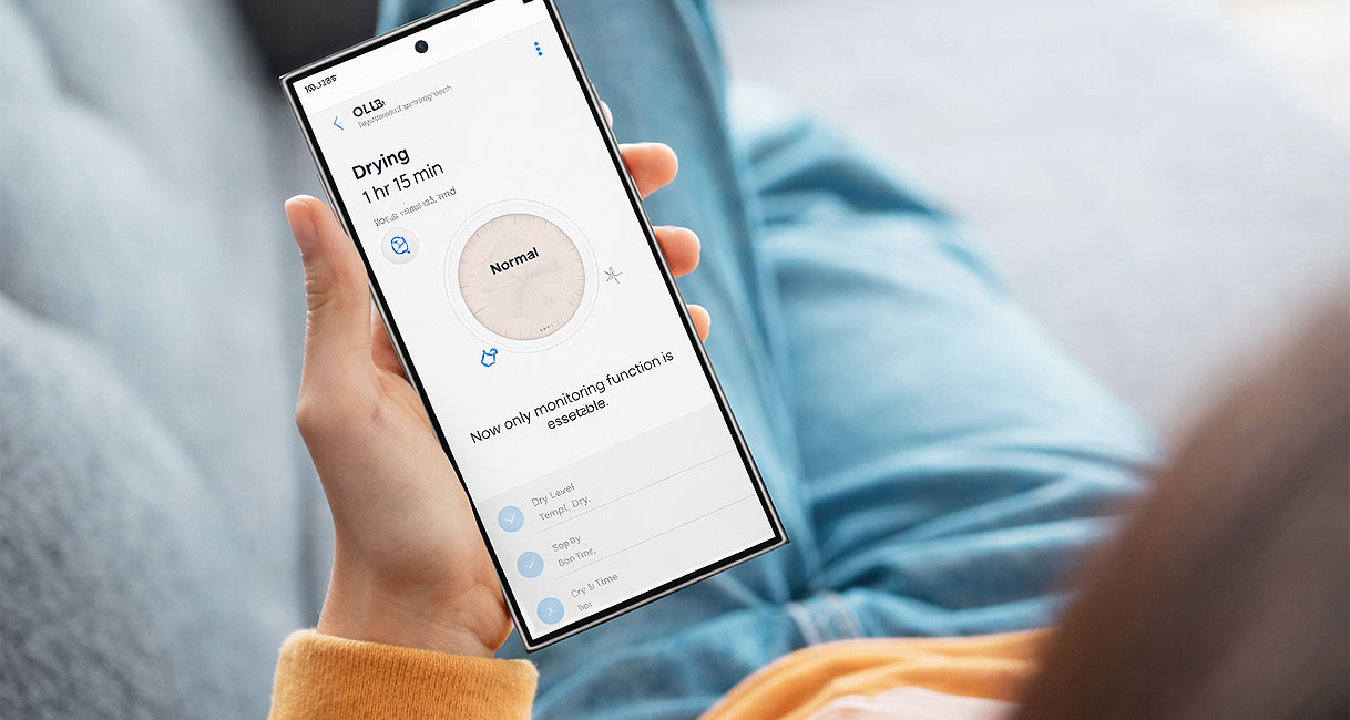Persoon bedient Samsung warmtepompdroger op afstand via de SmartThings app met droogtijd en programma overzicht