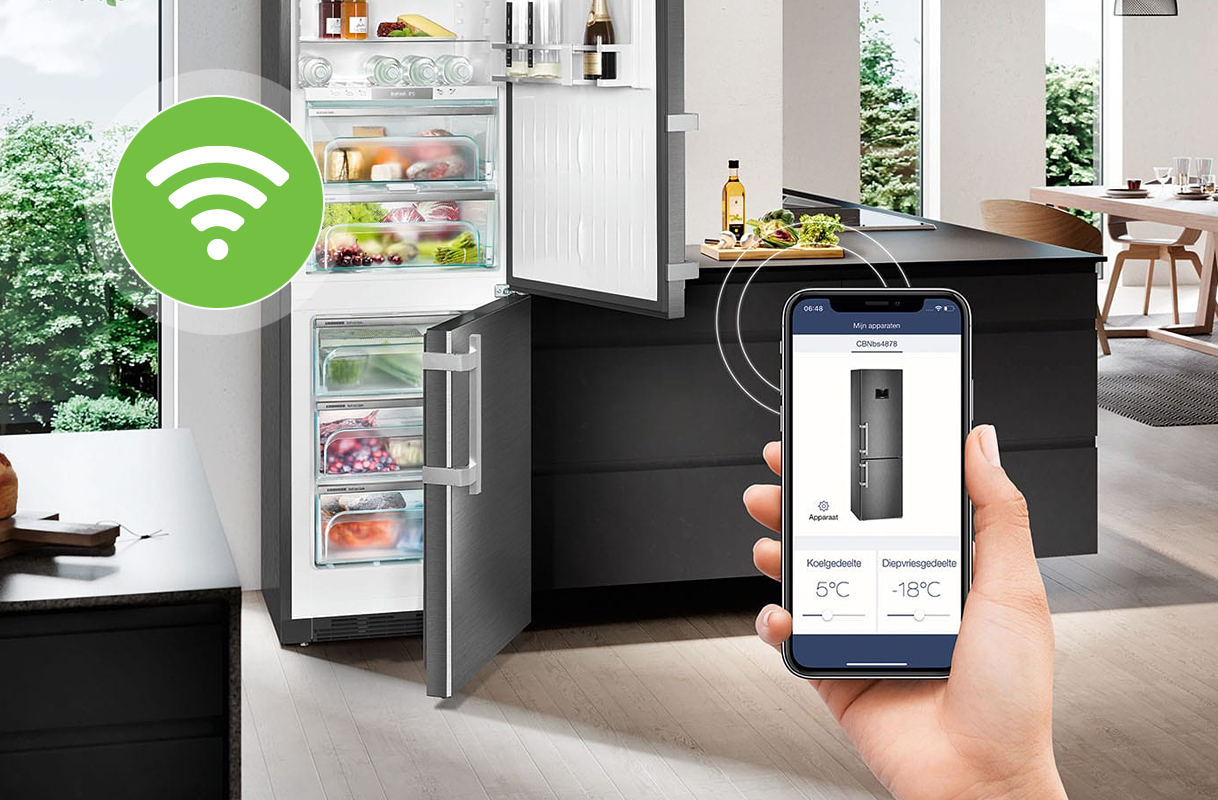 Persoon bedient slimme koelkast met smartphone via WiFi-app om temperatuur van koel- en vriesgedeelte aan te passen