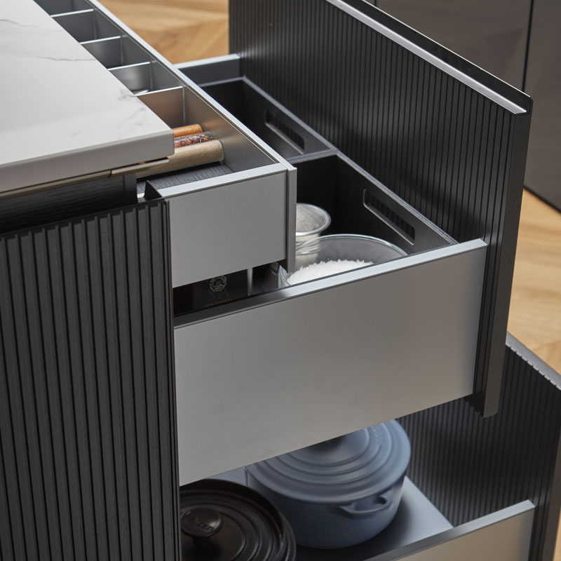 Overzichtelijke lades met slimme indeling in keukeneiland