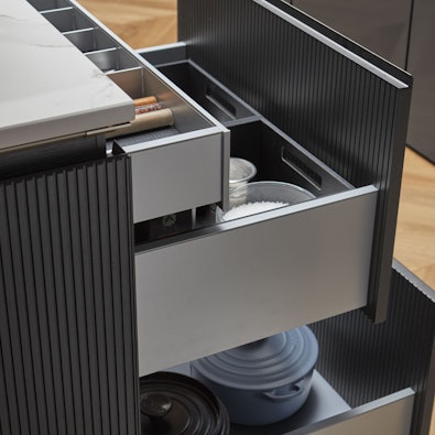 Overzichtelijke lades met slimme indeling in keukeneiland