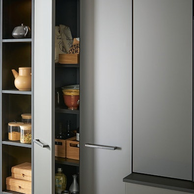 Smalle hoge kastdeuren