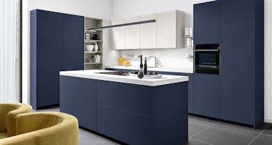 Compact kookeiland in smalle keuken met beperkte loopruimte rondom