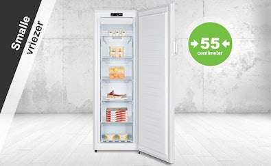 Smalle vriezer van 55 cm breed met open deur en meerdere transparante lades.