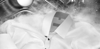 Wit overhemd dat gladgestoomd wordt met Siemens smartFinish stoomtechnologie in de droger