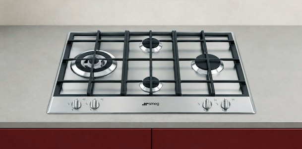 SMEG gaskookplaat met vier branders en gietijzeren pannendragers op roestvrij staal