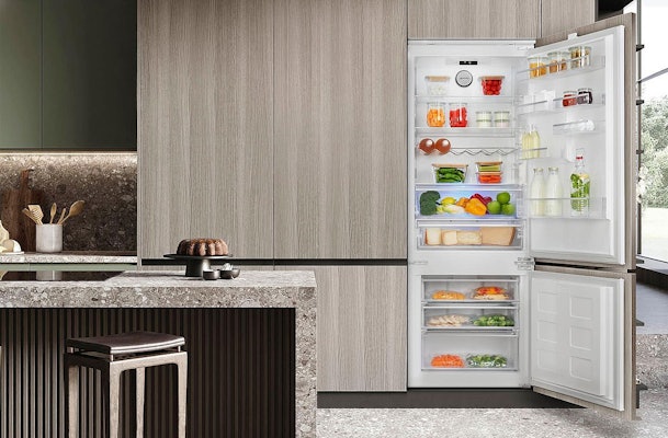 Smeg inbouw koelkast in moderne keuken met open deur en gevulde schappen