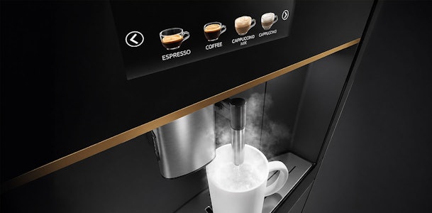 Drankenmenu op het touchdisplay van een SMEG inbouw koffiemachine die melk opschuimt