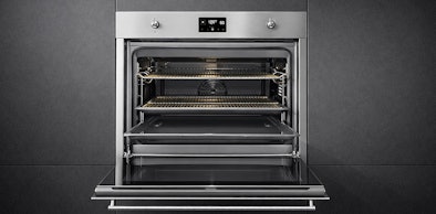 Smeg inbouw magnetron combi met open deur en roestvrij stalen binnenkant in donkere keukennis