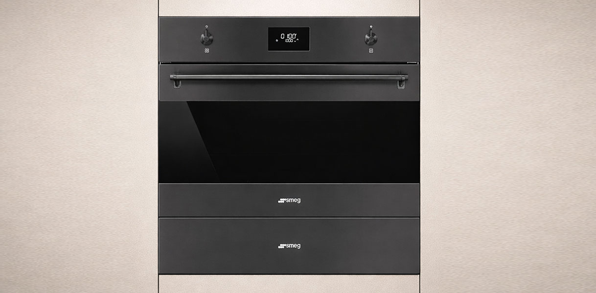 Smeg inbouw magnetron solo in lichtgrijze keukenkasten met digitaal display