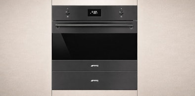 Smeg inbouw magnetron solo in lichtgrijze keukenkasten met digitaal display