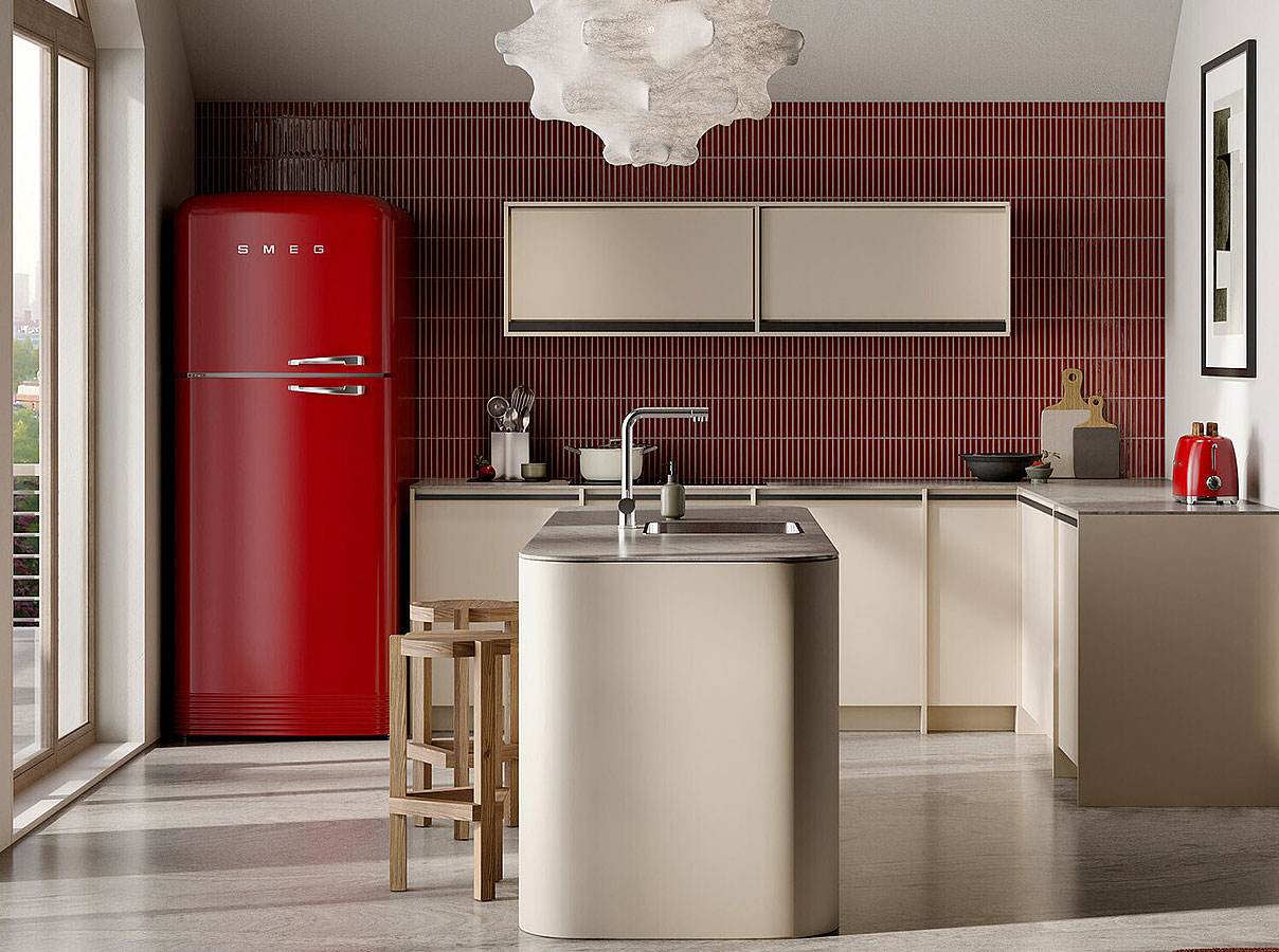 Rode Smeg koelvriescombinatie in moderne beige keuken met rode wandtegels