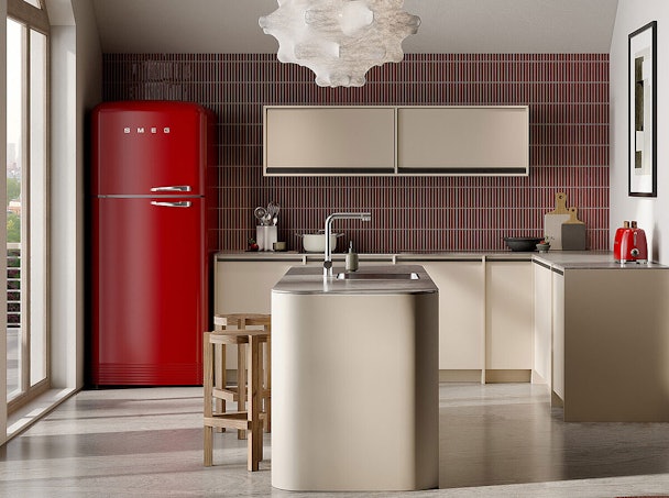 Rode Smeg koelvriescombinatie in moderne beige keuken met rode wandtegels