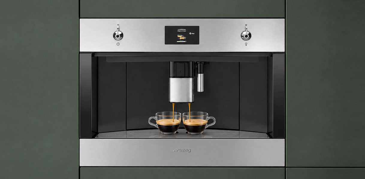 SMEG koffiemachine CMS4303X uit de Classici lijn met geborsteld staal en ronde regelknoppen