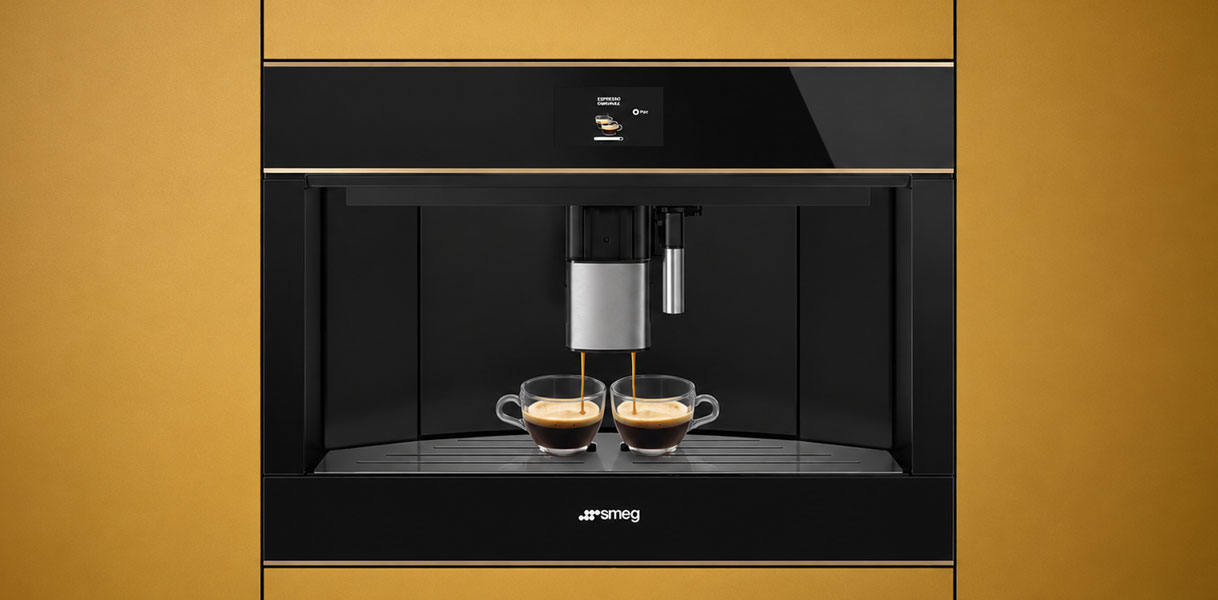 SMEG koffiemachine CMS4604NR uit de Dolce Stil Novo lijn in zwart glas met koperen details