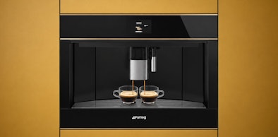 SMEG koffiemachine CMS4604NR uit de Dolce Stil Novo lijn in zwart glas met koperen details