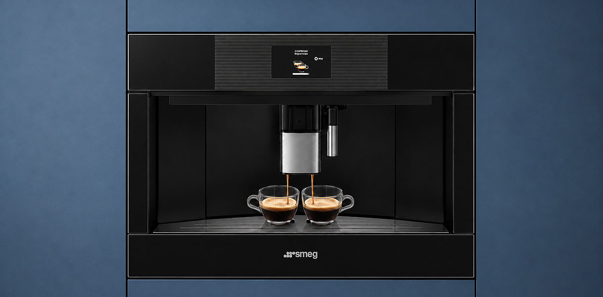 SMEG koffiemachine uit de Linea lijn zet twee espresso's tegelijk in een strakke keukenwand