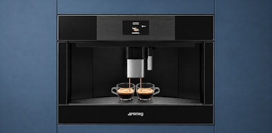 SMEG koffiemachine uit de Linea lijn zet twee espresso's tegelijk in een strakke keukenwand