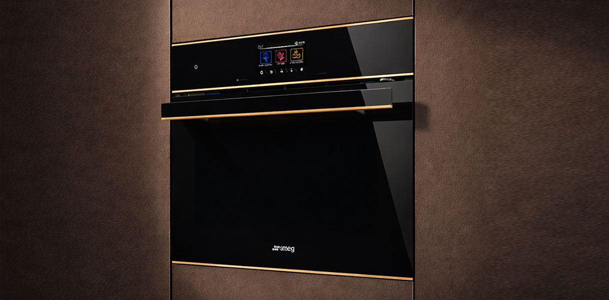 Smeg magnetron met ovenfunctie in donkere bronzen keukenkasten met touchbediening en goudkleurig handvat