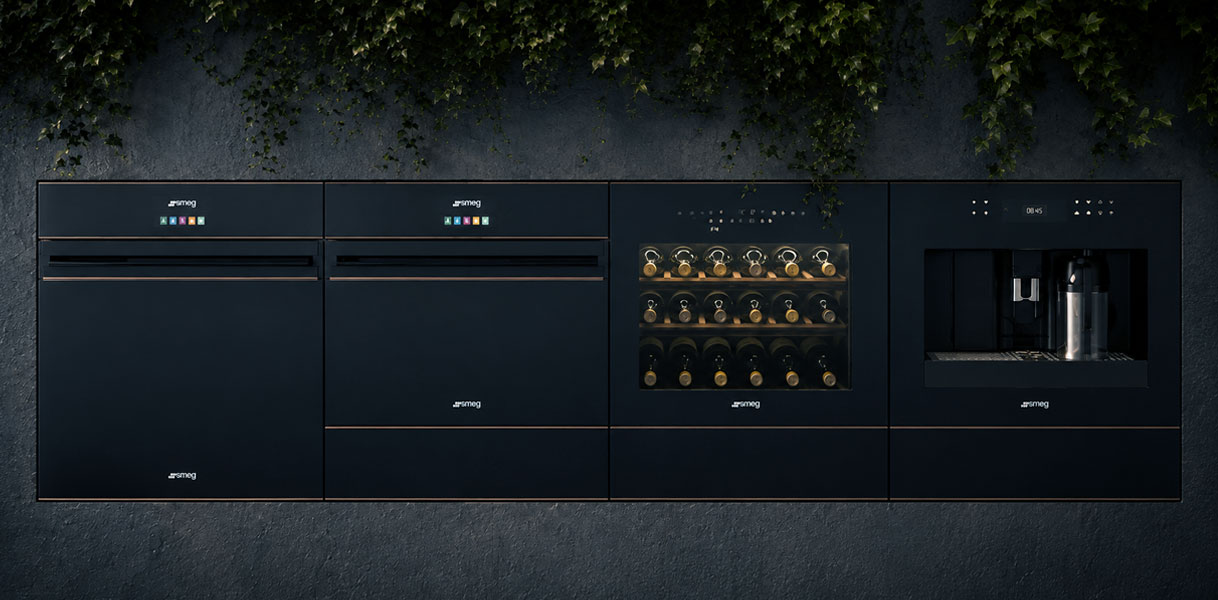 Smeg ovens met zwart Eclipse-glas en koperen details uit de Dolce Stil Novo designlijn