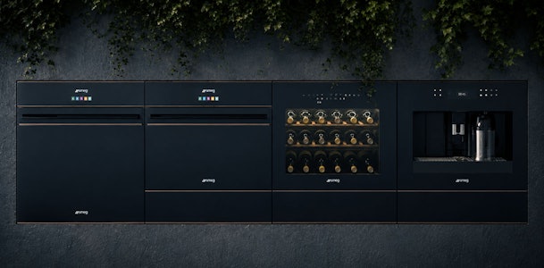 Smeg ovens met zwart Eclipse-glas en koperen details uit de Dolce Stil Novo designlijn