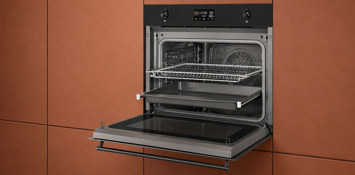 Geopende Smeg oven met telescopische geleiderails, rooster en braadslede