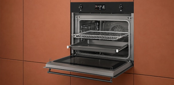 Geopende Smeg oven met telescopische geleiderails, rooster en braadslede