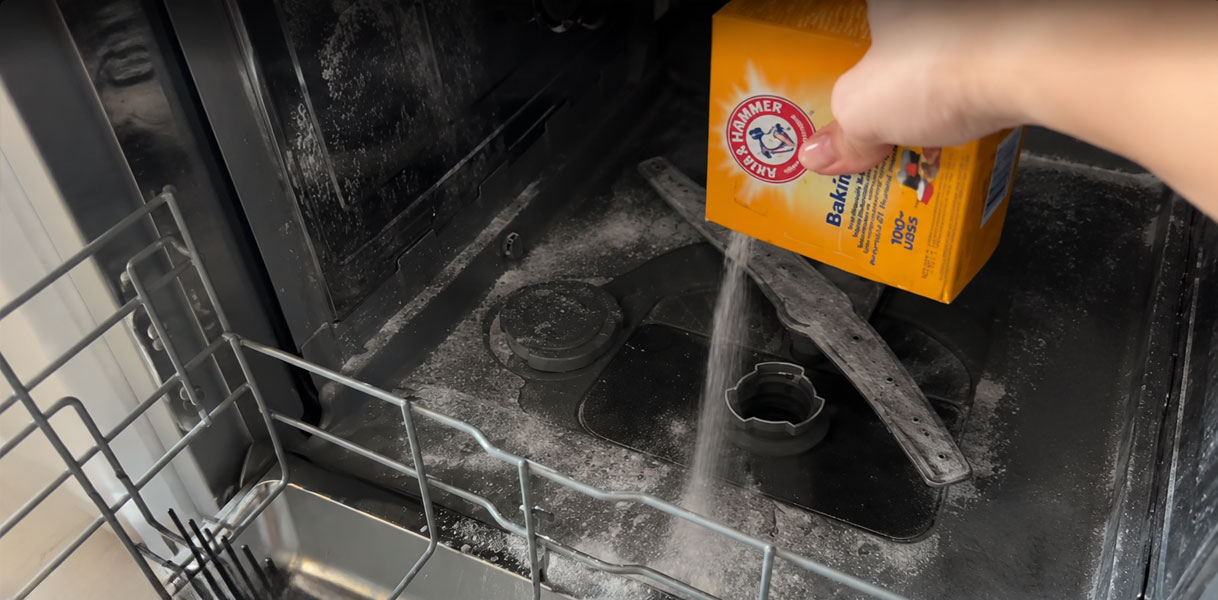 Soda uitstrooien in de vaatwasser terwijl het bestaande kalkaanslag niet oplost