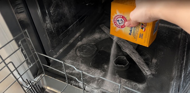 Soda uitstrooien in de vaatwasser terwijl het bestaande kalkaanslag niet oplost