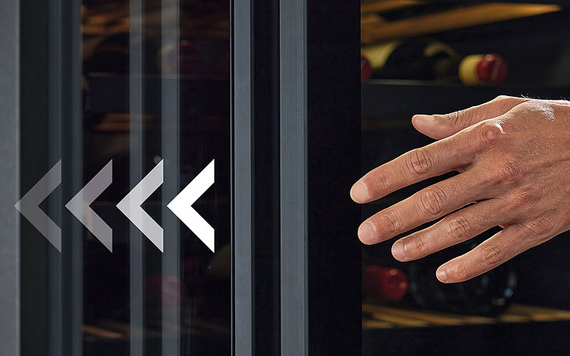 Hand sluit Miele wijnklimaatkast met SoftClose deurdemping voor geruisloze bescherming van wijncollectie