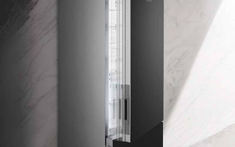 Miele vriezerdeur met SoftClose sluitsysteem dat de deur automatisch en zacht sluit zonder geluid of harde klappen.