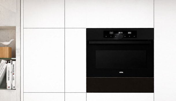 Etna solo inbouw magnetron in zwart met digitaal display ingebouwd in witte moderne keuken