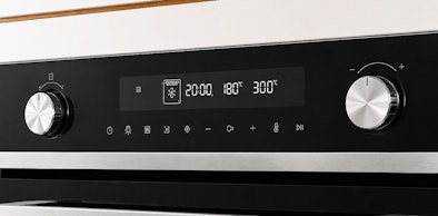 Bedieningspaneel van een oven met twee draaiknoppen en een display met tiptoetsen