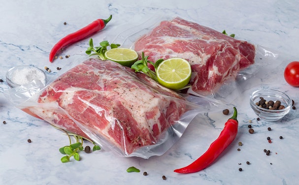 Sous-vide kookt vlees, vis, fruit of groente onder vacuüm.