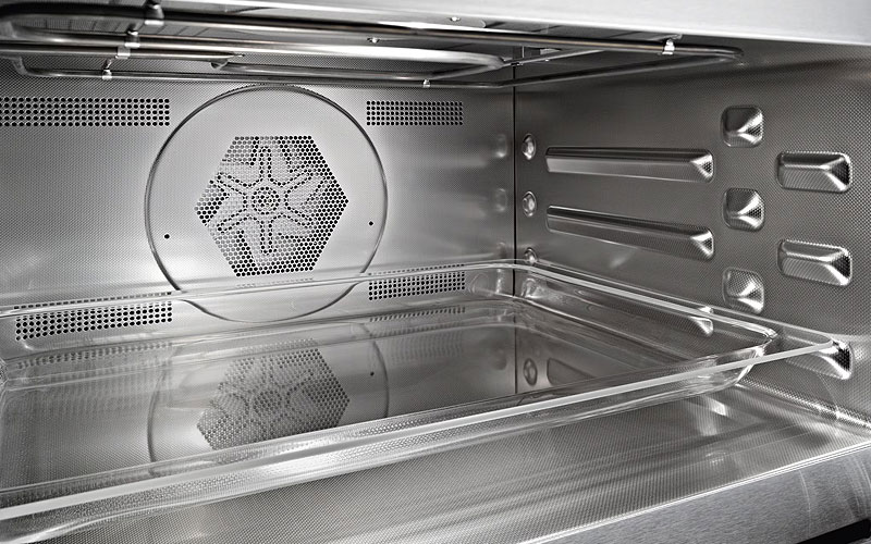 Roestvrijstalen ovenruimte van Miele met PerfectClean anti-aanbakcoating en lijnstructuur