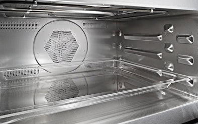 Roestvrijstalen ovenruimte van Miele met PerfectClean anti-aanbakcoating en lijnstructuur
