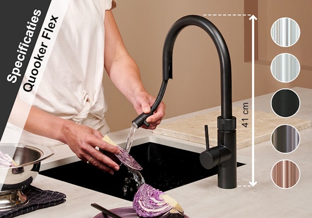Quooker Flex Zwart met uittrekbare slang in gebruik — rode kool wordt afgespoeld in zwarte spoelbak, met hoogte-aanduiding en kleurswatches