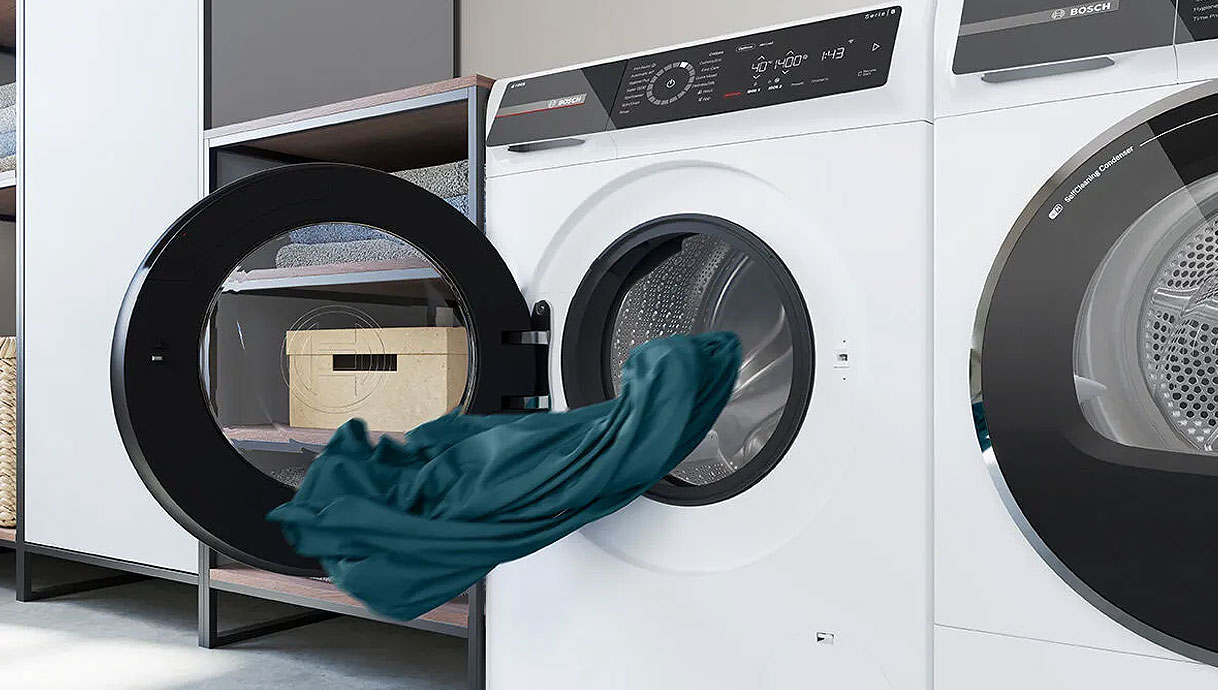 Kleding wordt in Bosch wasmachine geplaatst voor snelle wasbeurt met SpeedPerfect