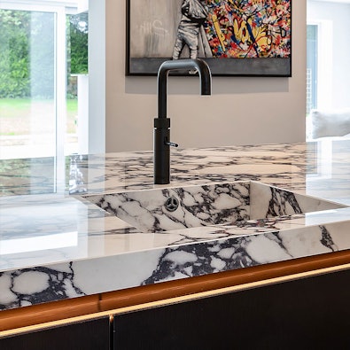 Spoelbak met expressief natuursteenpatroon