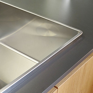 Spoelbak met opstaande rand