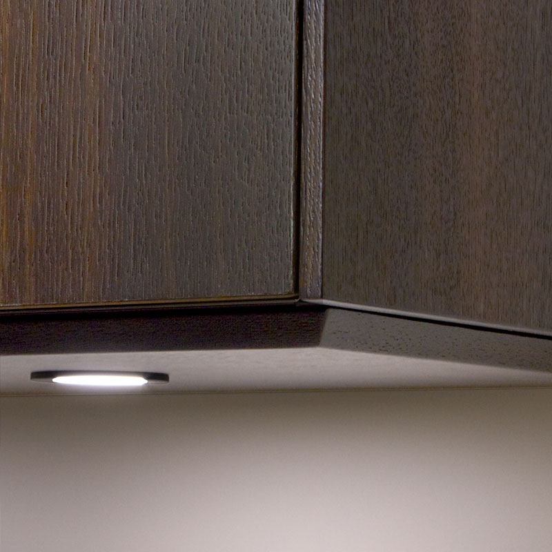 LED-verlichting onder bovenkasten in moderne keuken.