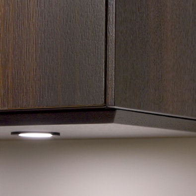 LED-verlichting onder bovenkasten in moderne keuken.