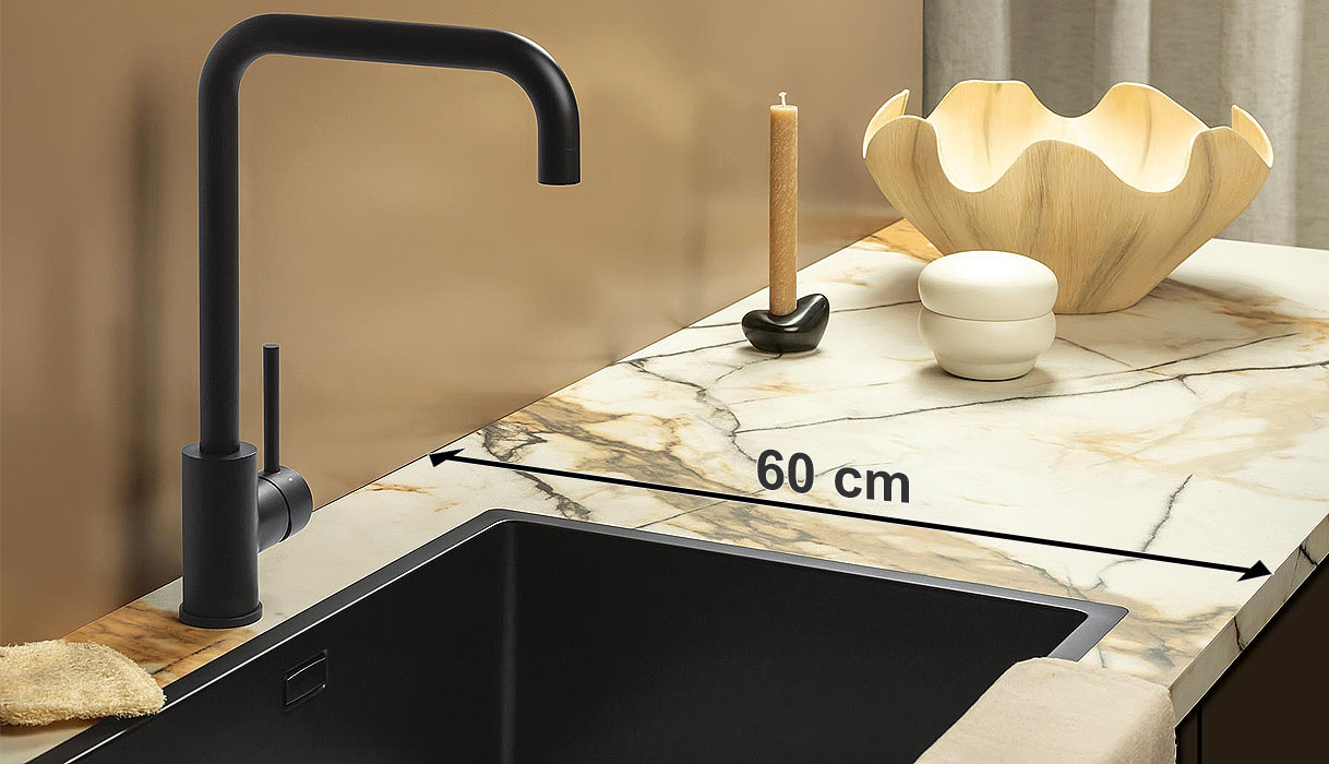 Marmerlook keukenblad met zwarte spoelbak en kraan, waarop de standaard diepte van een keukenblad van 60 cm wordt weergegeven