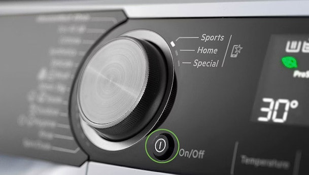 AEG wasmachine bedieningspaneel met aan uit knop voor het uitvoeren van een reset