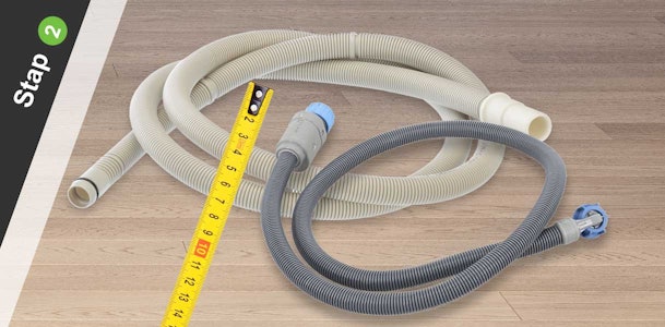 Aansluitslangen vaatwasser met meetlint voor controleren van de juiste slanglengte.