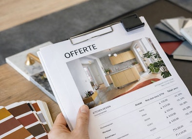 Keukenofferte met 3D ontwerp en specificaties van kasten en apparatuur op tafel