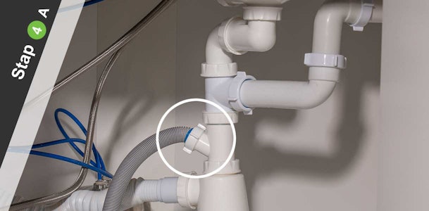 Vaatwasser afvoerslang aansluiten op sifon onder gootsteen, stap 4A installatie.