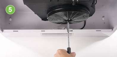 Koolstoffilter wordt met schroevendraaier in de afzuigkap geplaatst voor recirculatie