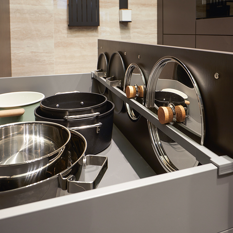 Stapel pannen en potten.