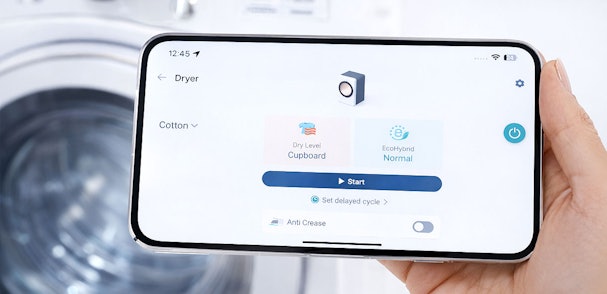 LG ThinQ app op smartphone met droogprogramma selectie, droogniveau en Anti Crease instelling