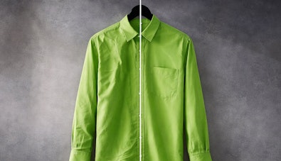 Groen overhemd omgeven door stoom die de SteamClean hygiënische wasfunctie visualiseert